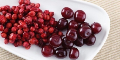 Kako brzo oguliti trešnje bez koštica: narodni i specijalni uređaji